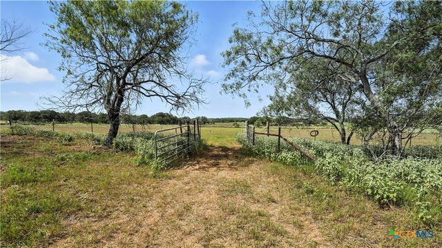 129 County Road 442, Stockdale, TX 78160