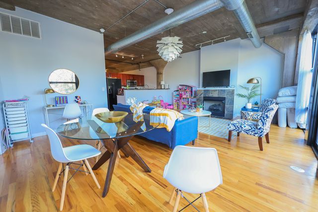 1033 W 14th Place 241, Chicago, IL 60608