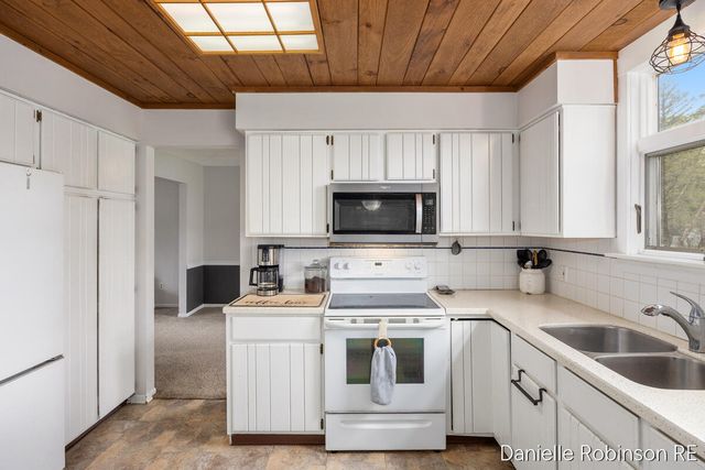 3460 Sunnyhill Street NE, Rockford, MI 49341