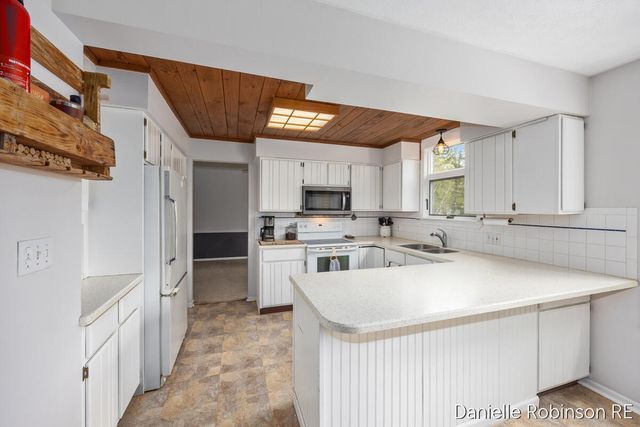 3460 Sunnyhill Street NE, Rockford, MI 49341