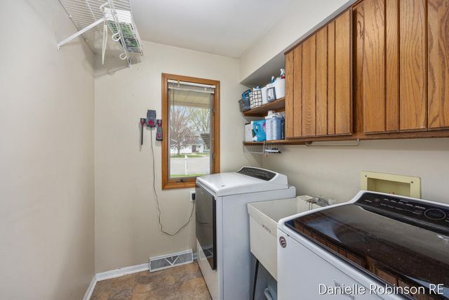 3460 Sunnyhill Street NE, Rockford, MI 49341