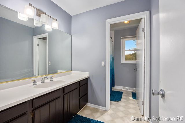 3460 Sunnyhill Street NE, Rockford, MI 49341