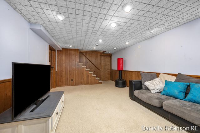3460 Sunnyhill Street NE, Rockford, MI 49341