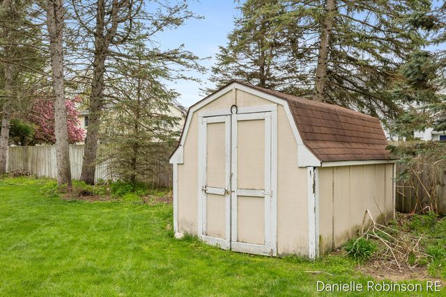 3460 Sunnyhill Street NE, Rockford, MI 49341