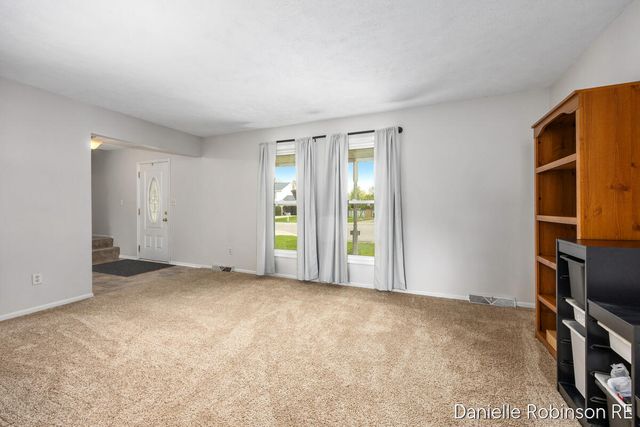 3460 Sunnyhill Street NE, Rockford, MI 49341