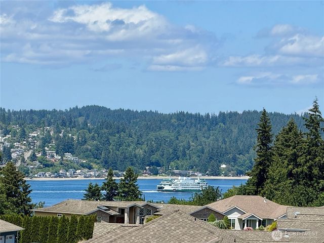 650 Medallion Place E, Port Orchard, WA 98366