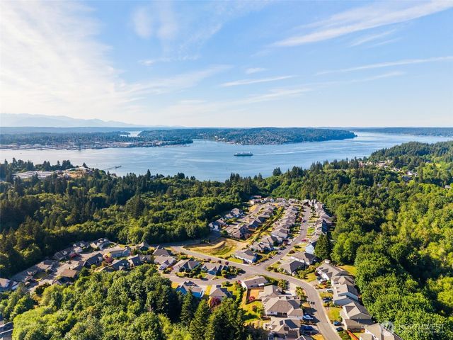 650 Medallion Place E, Port Orchard, WA 98366