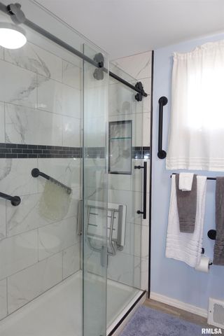 1450 BRIDGE Avenue, Galesburg, IL 61401