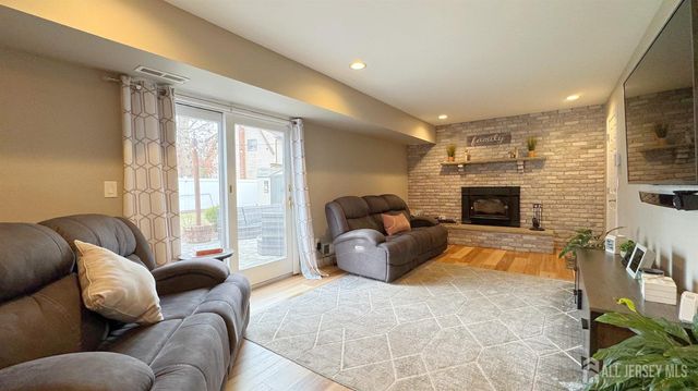 19 Norton Street, Edison, NJ 08820