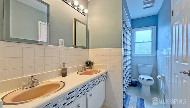 19 Norton Street, Edison, NJ 08820