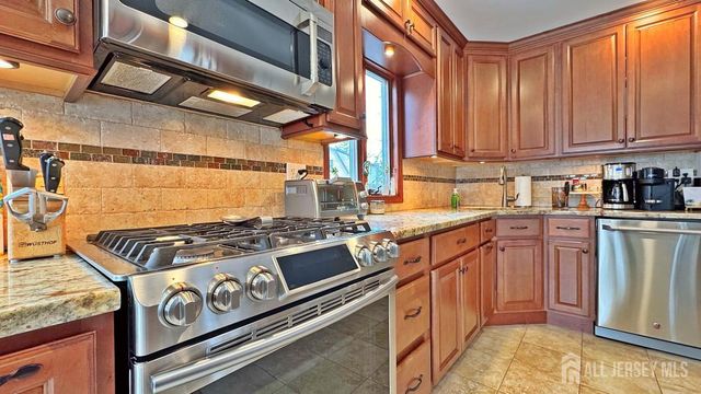 19 Norton Street, Edison, NJ 08820