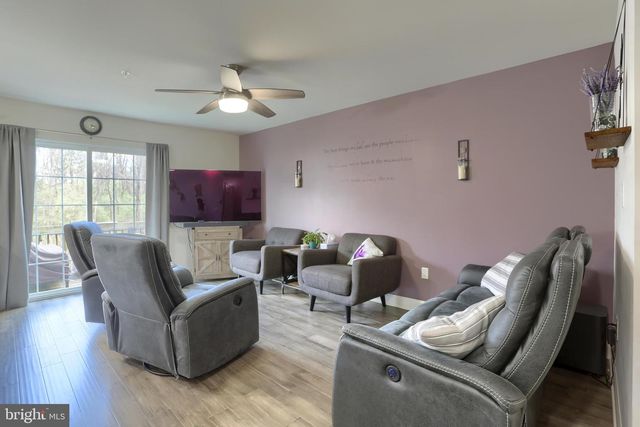 8121 LENKER DR, Harrisburg, PA 17112