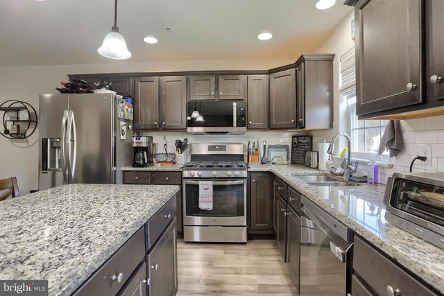 8121 LENKER DR, Harrisburg, PA 17112