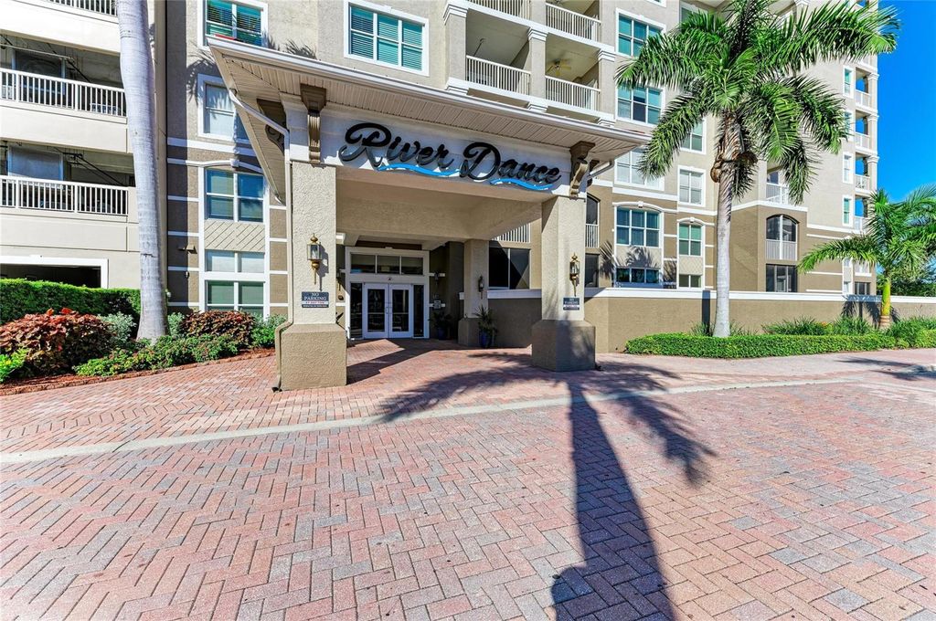 Image 2 of property listing at 808 3RD AVENUE W 311, Bradenton, FL 34205