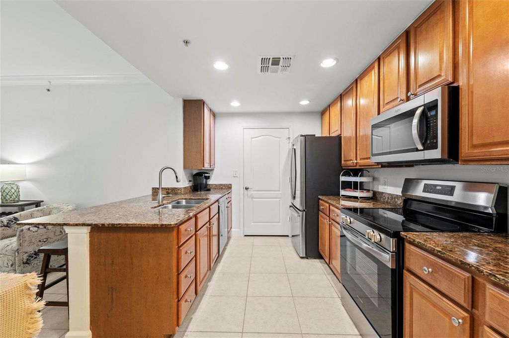 Image 14 of property listing at 808 3RD AVENUE W 311, Bradenton, FL 34205