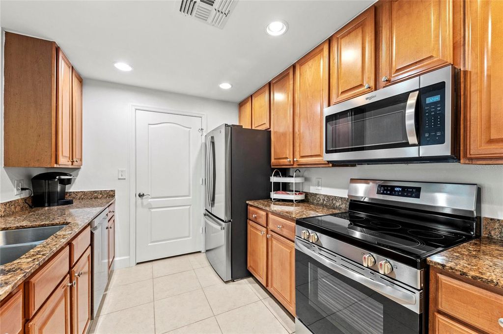 Image 15 of property listing at 808 3RD AVENUE W 311, Bradenton, FL 34205