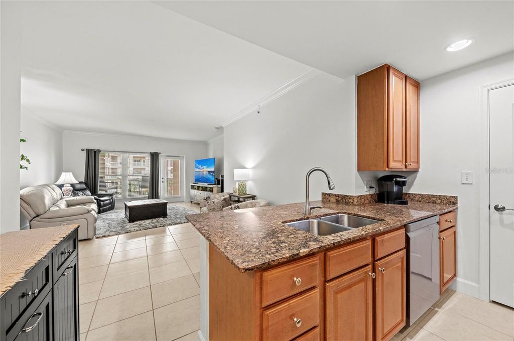 Image 17 of property listing at 808 3RD AVENUE W 311, Bradenton, FL 34205