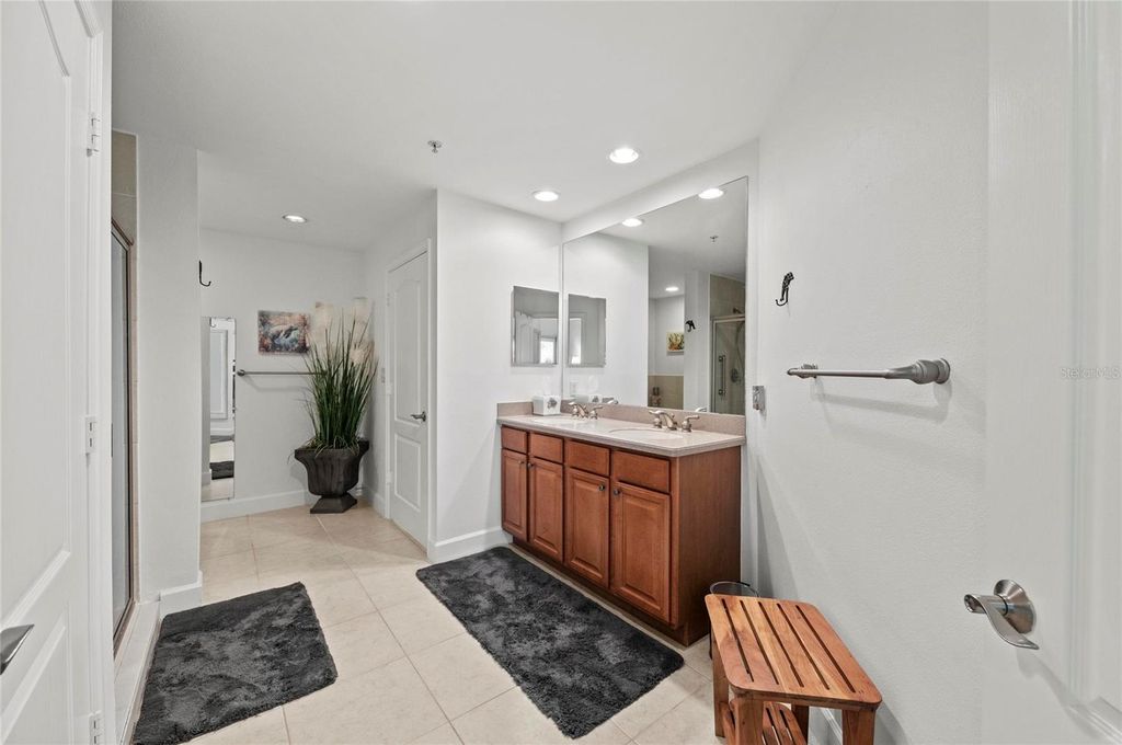 Image 25 of property listing at 808 3RD AVENUE W 311, Bradenton, FL 34205