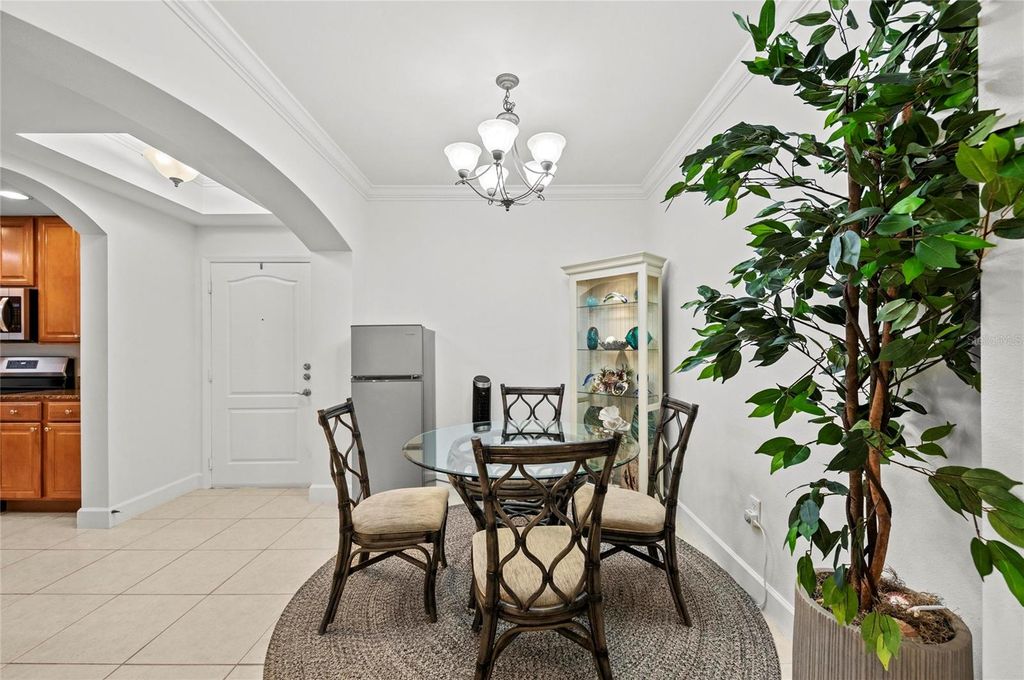 Image 5 of property listing at 808 3RD AVENUE W 311, Bradenton, FL 34205