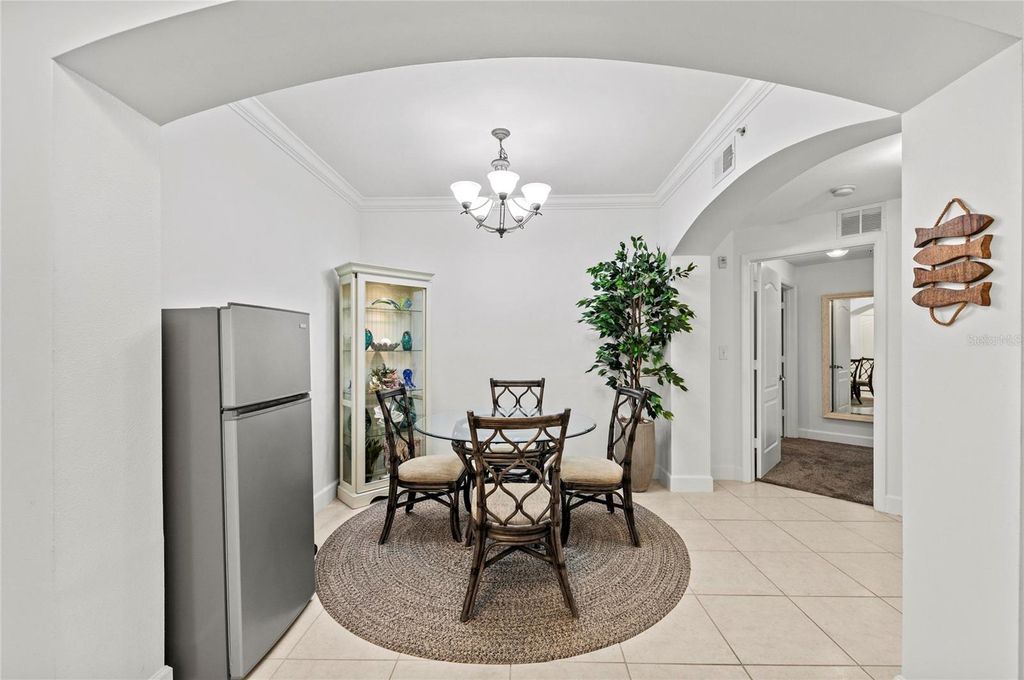 Image 6 of property listing at 808 3RD AVENUE W 311, Bradenton, FL 34205