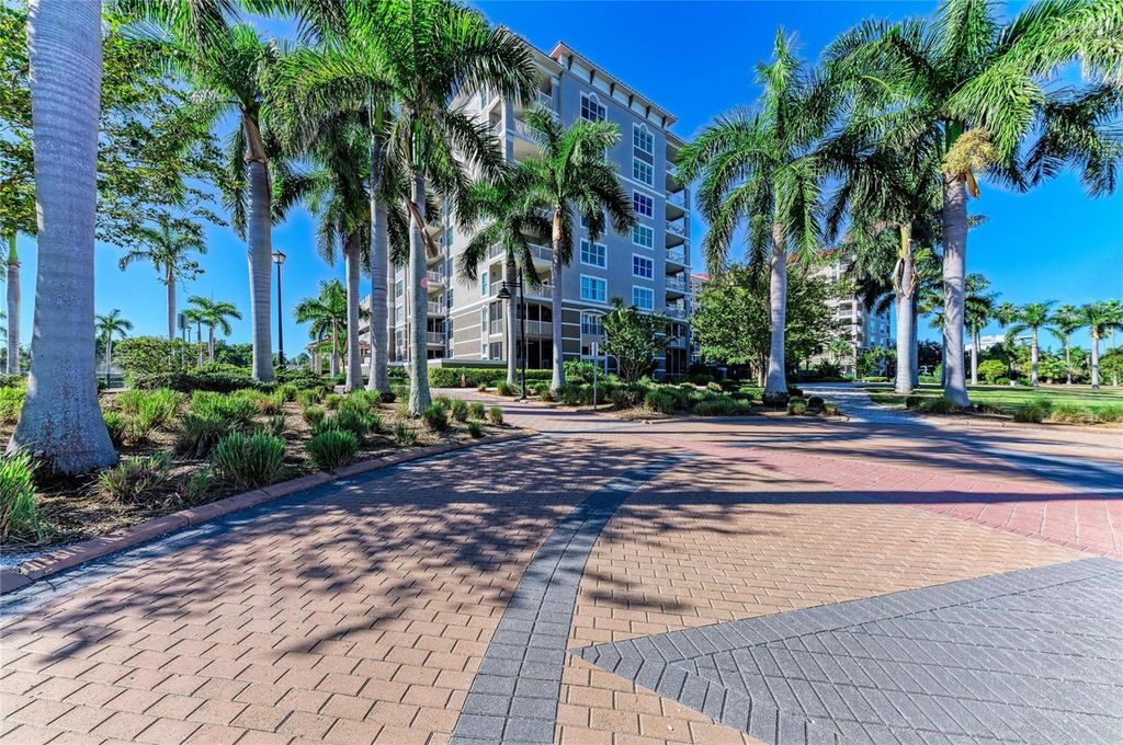 Image 58 of property listing at 808 3RD AVENUE W 311, Bradenton, FL 34205