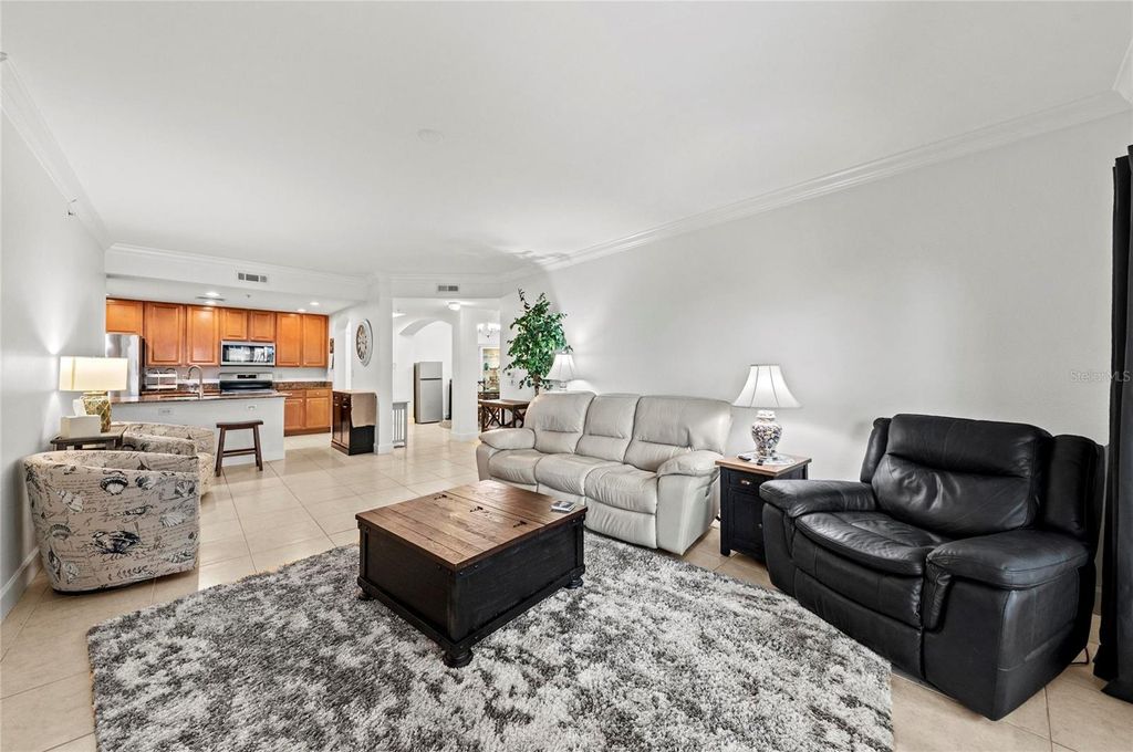 Image 9 of property listing at 808 3RD AVENUE W 311, Bradenton, FL 34205