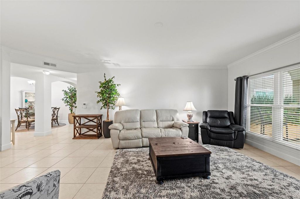 Image 10 of property listing at 808 3RD AVENUE W 311, Bradenton, FL 34205