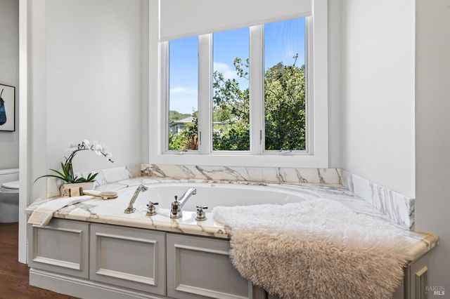 418 Saint Andrews Dr, Napa, CA 94558