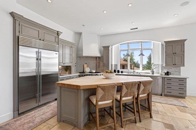 418 Saint Andrews Dr, Napa, CA 94558