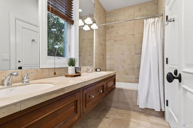 418 Saint Andrews Dr, Napa, CA 94558