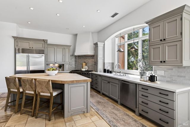 418 Saint Andrews Dr, Napa, CA 94558