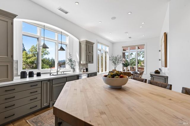 418 Saint Andrews Dr, Napa, CA 94558