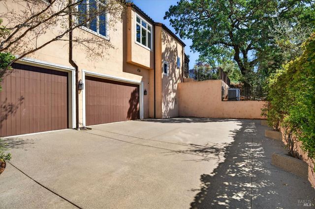 418 Saint Andrews Dr, Napa, CA 94558