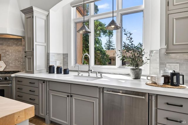 418 Saint Andrews Dr, Napa, CA 94558