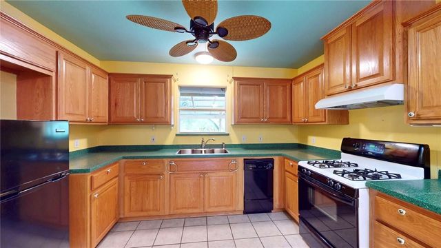 1209 Omohundro St, Rockport, TX 78382