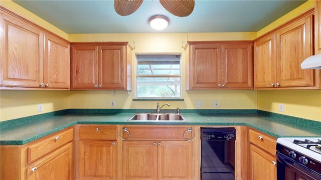 1209 Omohundro St, Rockport, TX 78382