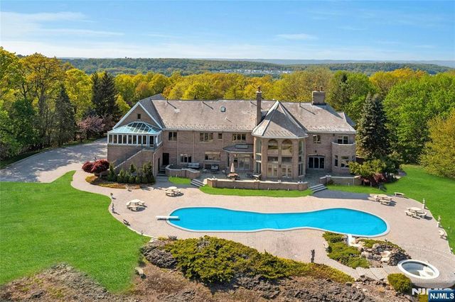 24 Club Way, Cedar Grove, NJ 07009