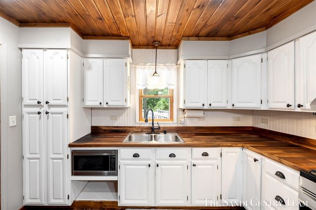 1360 E Bigelow Creek Trail, Newaygo, MI 49337