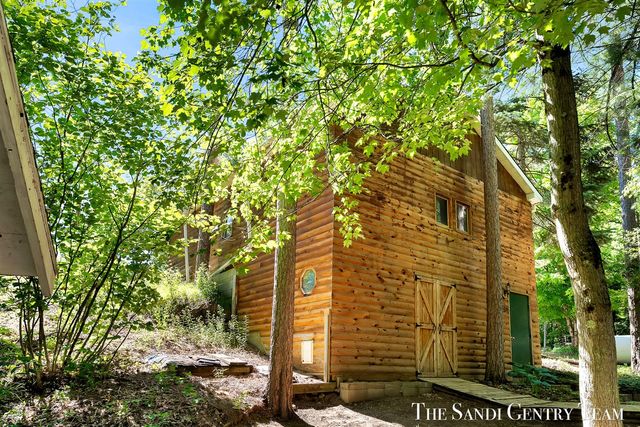 1360 E Bigelow Creek Trail, Newaygo, MI 49337