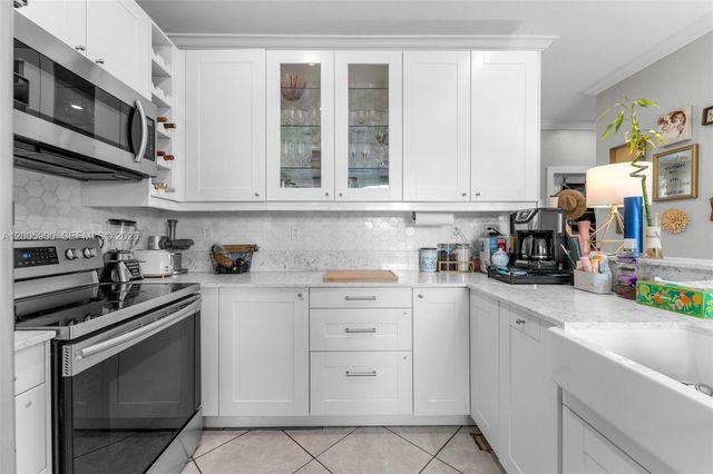 945 SW 154th Ct, Miami, FL 33194