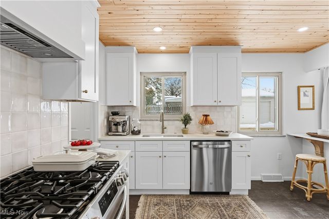 22377 Rivergate Drive, Rocky River, OH 44116