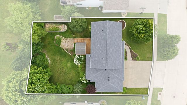 2511 Grey Wolf, Hiawatha, IA 52411