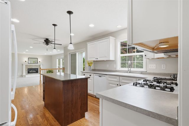 2511 Grey Wolf, Hiawatha, IA 52411