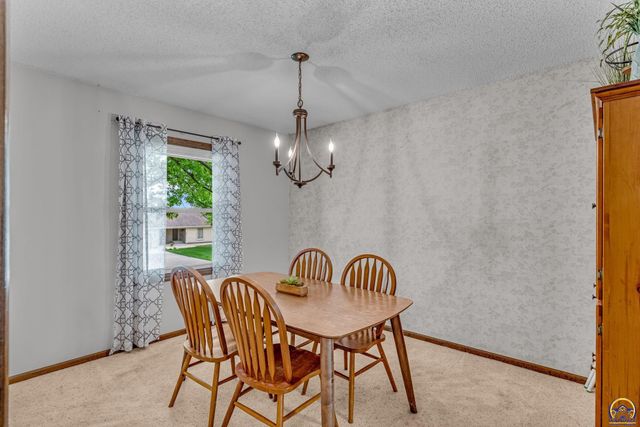 3901 SW Nottingham RD, Topeka, KS 66610