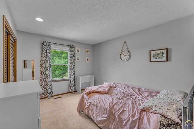 3901 SW Nottingham RD, Topeka, KS 66610