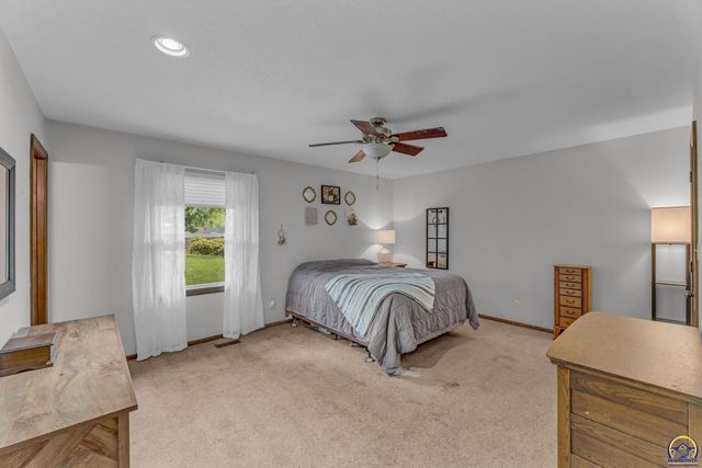 3901 SW Nottingham RD, Topeka, KS 66610