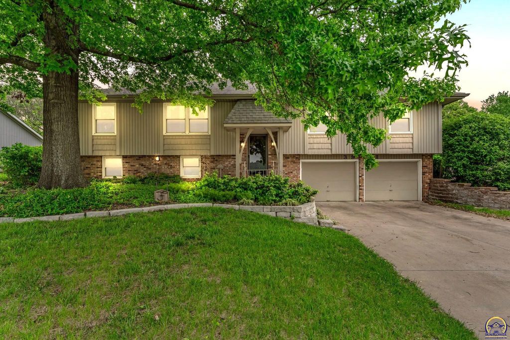 3901 SW Nottingham RD, Topeka, KS 66610