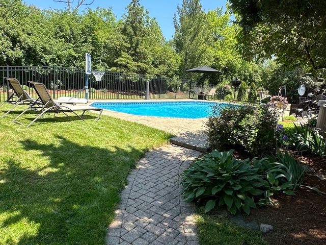 1109 Edwards Drive, Batavia, IL 60510