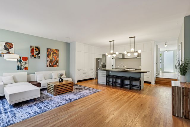 1319 N Sandburg Terrace, Chicago, IL 60610