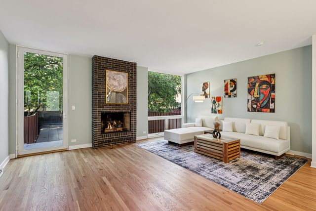 1319 N Sandburg Terrace, Chicago, IL 60610